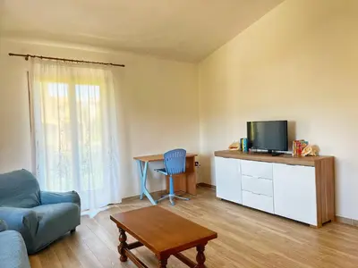 TV o dispositivi per l'intrattenimento presso Appartamento il Lentischio a 5 minuti dal mare con Aria Condizionata