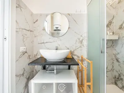 Bagno di Artful Modern Escape