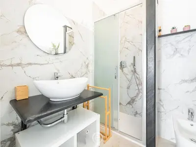 Bagno di Artful Modern Escape