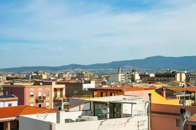 Vista generica sulle montagne o vista sulle montagne dall'interno dell'appartamento