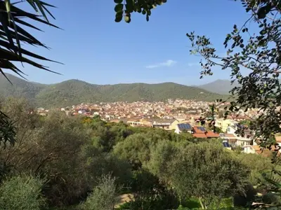 Vista generica sulle montagne o vista sulle montagne dall'interno dell'appartamento