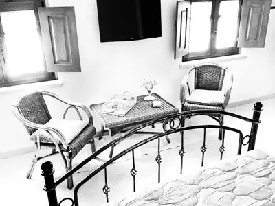 Area soggiorno di Prestige Room- Salotto Interno- Frigobar- Esperienze Esclusive nel Territorio - Tutti i confort