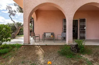 Giardino di Villa Le Sirene on the beach