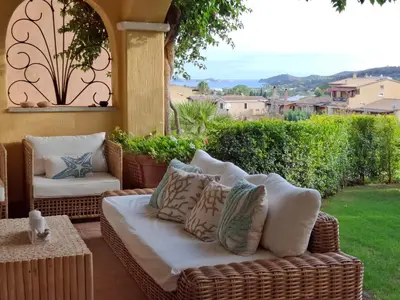Vista generica sulle montagne o vista sulle montagne dall'interno della casa vacanze