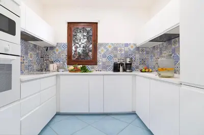 Cucina o angolo cottura di VILLA SANDRA 10, Emma Villas