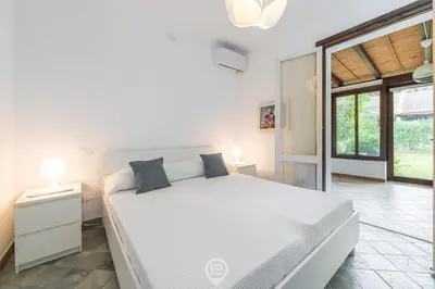 Letto o letti in una camera di Fiorenza's charming beach house
