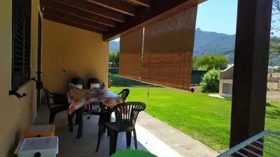 Vista generica sulle montagne o vista sulle montagne dall'interno della casa vacanze