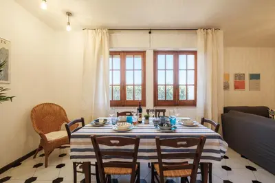 Area soggiorno di Big Beach Villa S Andrea- Privat Parking-Netflix-Self Ck -450m From the beach
