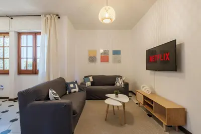 TV o dispositivi per l'intrattenimento presso Big Beach Villa S Andrea- Privat Parking-Netflix-Self Ck -450m From the beach