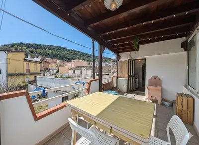 Vista generica sulle montagne o vista sulle montagne dall'interno dell'appartamento