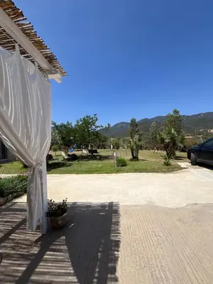 Vista generica sulle montagne o vista sulle montagne dall'interno della casa vacanze
