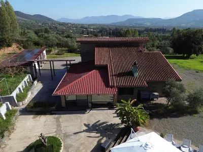 Vista generica sulle montagne o vista sulle montagne dall'interno della villa