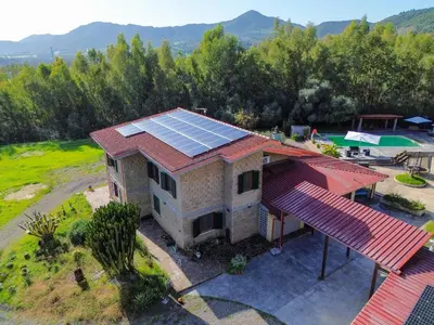 Vista generica sulle montagne o vista sulle montagne dall'interno della villa