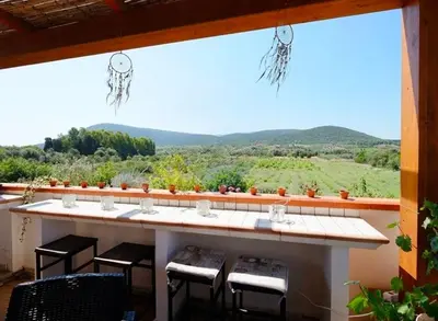 Vista generica sulle montagne o vista sulle montagne dall'interno dell'appartamento