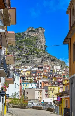 Vista generica sulle montagne o vista sulle montagne dall'interno della casa vacanze