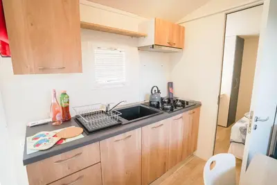 Cucina o angolo cottura di Happy Camp Mobile Homes in S'Ena Arrubia Camping Village