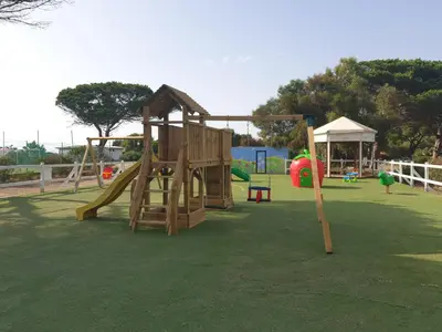 Area giochi per bambini di Happy Camp Mobile Homes in S'Ena Arrubia Camping Village