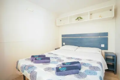 Letto o letti in una camera di Happy Camp Mobile Homes in S'Ena Arrubia Camping Village