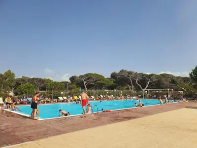 Piscina di Happy Camp Mobile Homes in S'Ena Arrubia Camping Village o nelle vicinanze