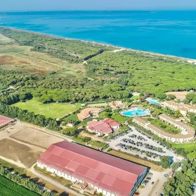 Hotel surrounded by greenery with swimming pool in Arborea just 600 meters from the sea