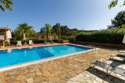 Piscina di Residenza Melissa, appartamenti o nelle vicinanze
