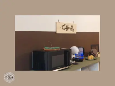 Certificato, attestato, insegna o altro documento esposto da Elmas Room