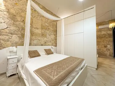 Letto o letti in una camera di Kalma Villanova - Stone Elegance in the Old Town