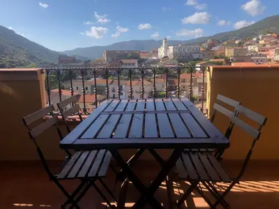 Vista generica sulle montagne o vista sulle montagne dall'interno della casa vacanze