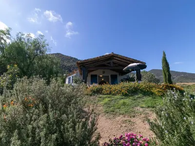 Vista generica sulle montagne o vista sulle montagne dall'interno della villa