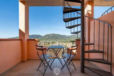 Vista generica sulle montagne o vista sulle montagne dall'interno dell'appartamento