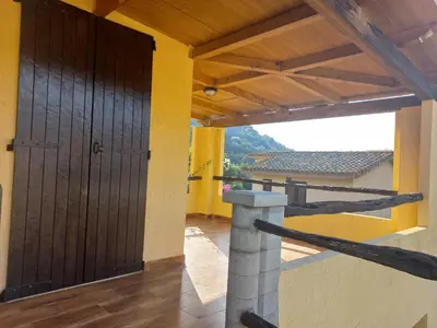Vista generica sulle montagne o vista sulle montagne dall'interno della casa vacanze