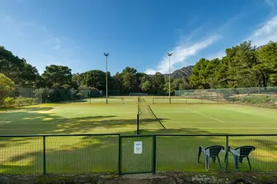 Attività di tennis o squash presso la villa o nelle vicinanze