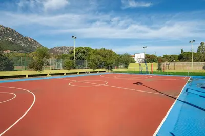 Attività di tennis o squash presso la villa o nelle vicinanze