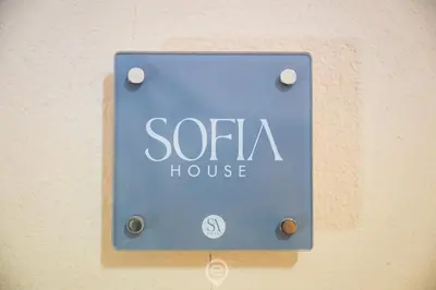 Certificato, attestato, insegna o altro documento esposto da Sofia House