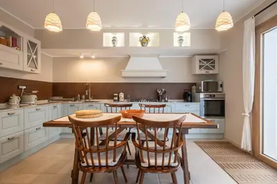 Cucina o angolo cottura di Villa Olga con accesso privato alla spiaggia di Nora