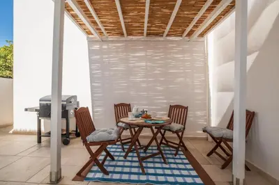Area soggiorno di Villa Olga con accesso privato alla spiaggia di Nora