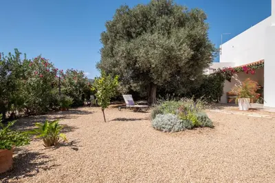 Giardino di Villa Olga con accesso privato alla spiaggia di Nora