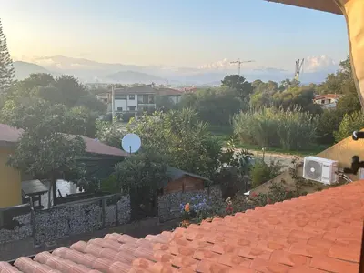 Vista generica sulle montagne o vista sulle montagne dall'interno dell'appartamento