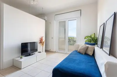 TV o dispositivi per l'intrattenimento presso Emerald Wave - House on the beach with pool
