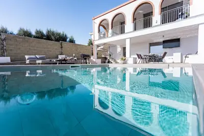 Piscina di Villa with heated pool o nelle vicinanze