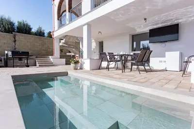 Piscina di Villa with heated pool o nelle vicinanze
