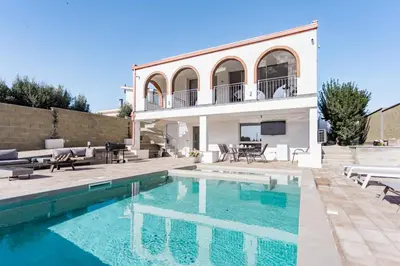 Piscina di Villa with heated pool o nelle vicinanze