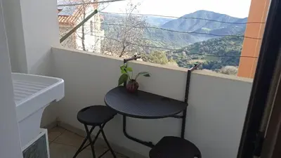 Vista generica sulle montagne o vista sulle montagne dall'interno dell'appartamento