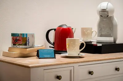 Set per la preparazione di tè e caffè presso Onda Marina Rooms