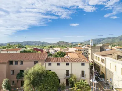 Vista generica sulle montagne o vista sulle montagne dall'interno della stanza in casa privata