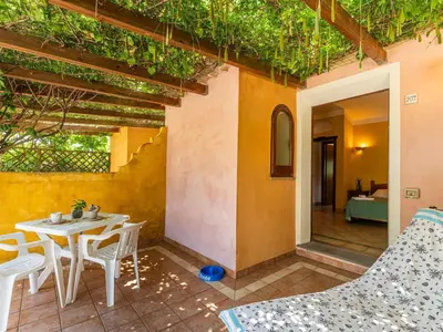 Patio o area all'aperto di Apartment Baia delle Palme-1 by Interhome