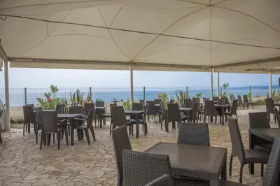 Vista generica sul mare o vista sul mare dall'interno del campeggio