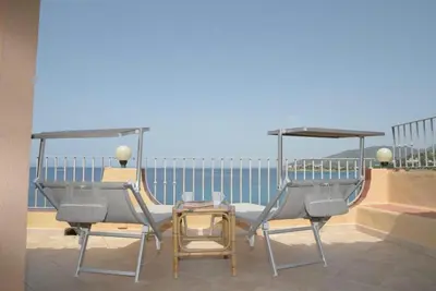 Vista generica sul mare o vista sul mare dall'interno della villa