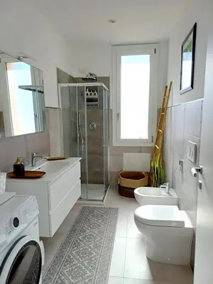 Bagno di BlueCharme modern apartment