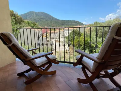 Vista generica sulle montagne o vista sulle montagne dall'interno della villa